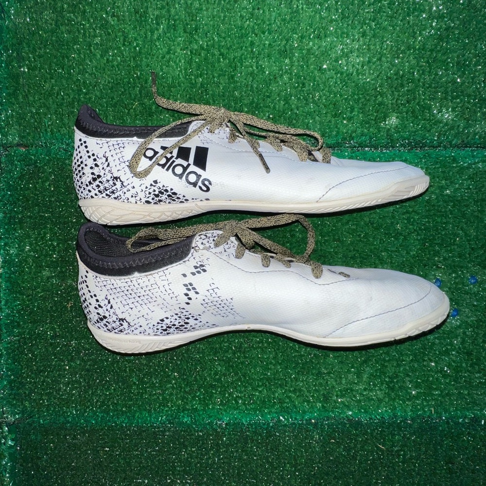 Men’s/Youth Adidas indoor Sports Shoes Size 6